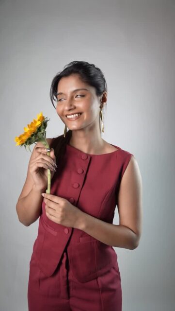 Warning: These earrings WILL steal the spotlight 🔥✨ 

Serving bold, effortless glam — because basic is not her vibe 💁‍♀️💫 
If looks could kill… this pair already did 💥 

Shop before it’s gone 👀 
🌐 www.sanaadhya.com 

#ViralReels #TrendingNow #StatementStyle #SanaadhyaJewellery #ReelItFeelIt FashionReels BoldAndBeautiful JewelleryAddict SlayLook InstaTre